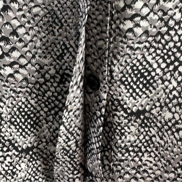 Joie Snake Print 100% Silk Long Sleeve Split Neck Button Front Blouse Top XS - Picture 6 of 8
